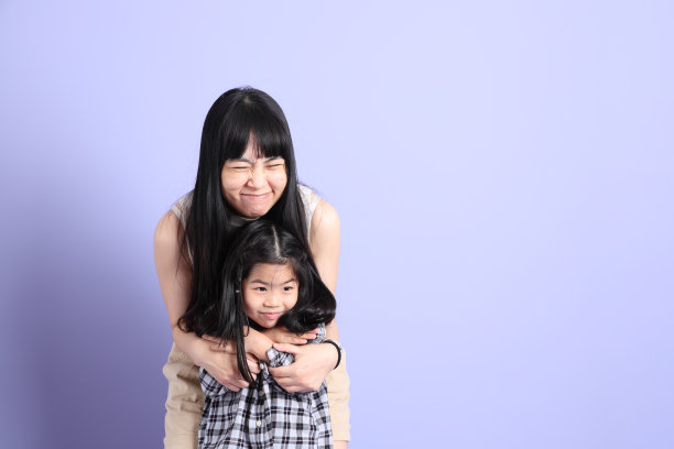 快乐的亚洲的妹妹图片下载