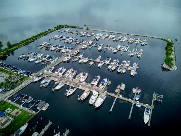 停泊在湖上码头的船只图片下载