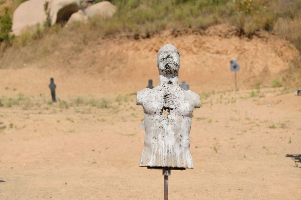 在偏远荒凉地区的射击场，孤零零的人体模型用于射击图片下载