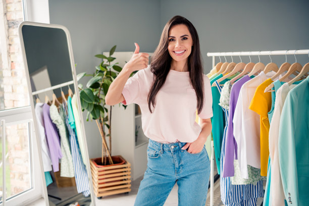 照片积极的女士购物狂精品客户推荐服装分类在工作室陈列室图片下载