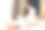年轻女子在家里用笔记本电脑远程工作。阳光明媚的日子里，女人坐在地板上。图片下载