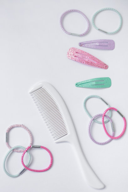 头发护理概念-刷和彩色发圈和发夹在白色的背景图片下载