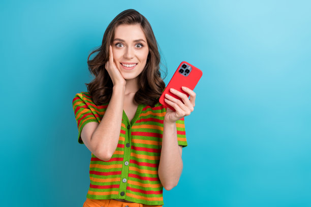 时髦女孩摸脸颊的照片，博主意外地发现，在宣布抽奖活动后，她收到的通知被隔离在蓝色背景上图片下载