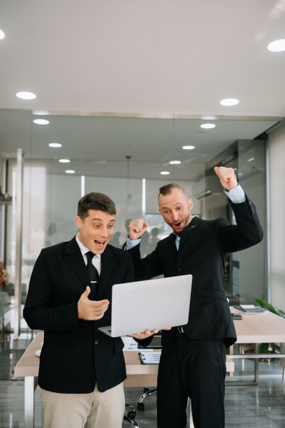 努力工作的人，在会议室赢得新的创业项目图片下载