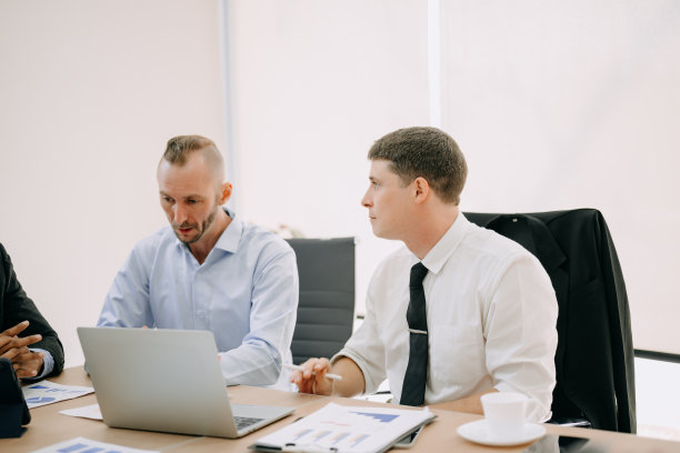 创意经理团队与新的启动项目在现代办公室工作。团队的头脑风暴。图片下载