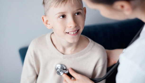 医生和快乐微笑的小男孩病人在家里体检。医学、保健概念图片下载