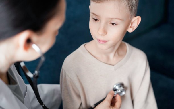 医生和小男孩病人在家里进行医疗检查。医学、保健概念图片下载