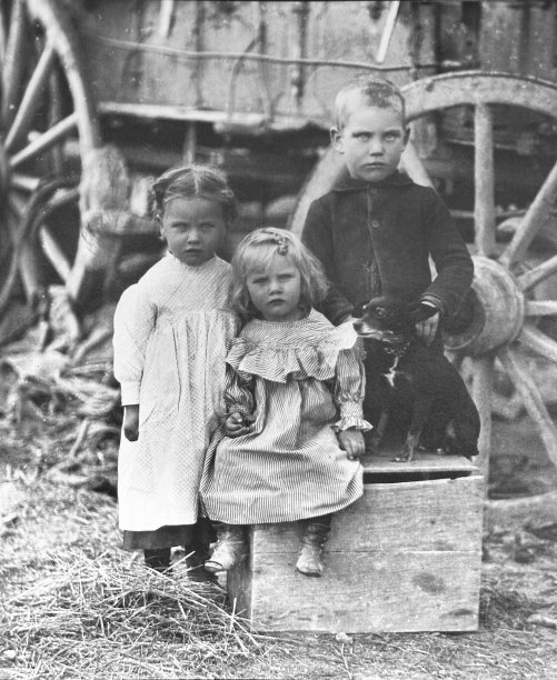 三个摩门教徒的孩子坐在马车旁图片下载