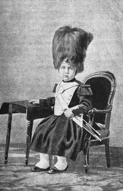 王子坐在椅子上图片下载