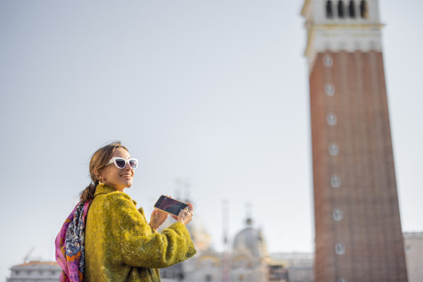 一名女子在威尼斯游览著名的地标图片下载