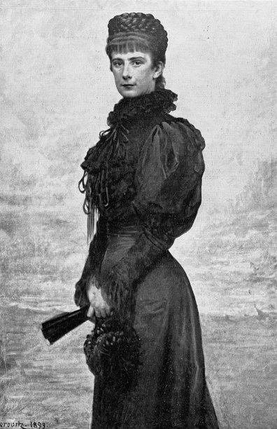 茜茜画像，站在户外，四分之三长，望向观者，冠状发型图片下载