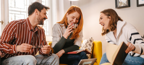 正在喝咖啡休息的同事图片下载