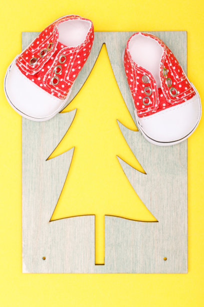 木制圣诞树，黄色背景的红色白色圆点童鞋图片下载