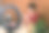 中年女性美妆博主或网红在家里的房间里用化妆产品录制视频。使用环形灯和智能手机图片下载