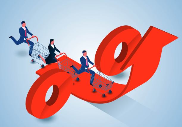 百分比折扣、贷款利率、储蓄利率、货币汇率、商业利润或投资回报不断上升，等距商人推着购物车，购物车上的百分比符号不断上升图片下载