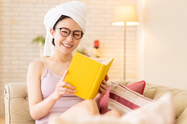 有吸引力的亚洲女性美丽形象，走出浴室，读一本书图片下载
