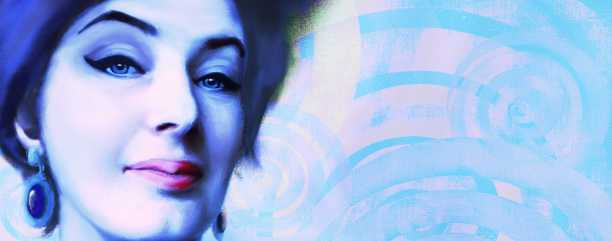 中年妇女的风景肖像图片下载