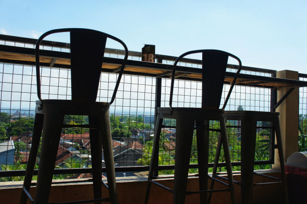 面向外面的桌子和椅子的设计图片下载