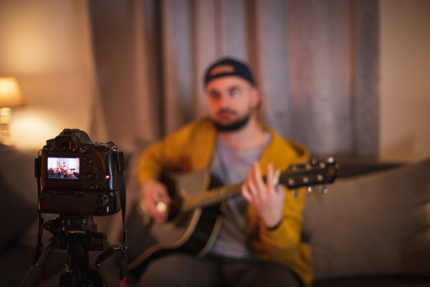 年轻人录制在线吉他课视频教程图片下载