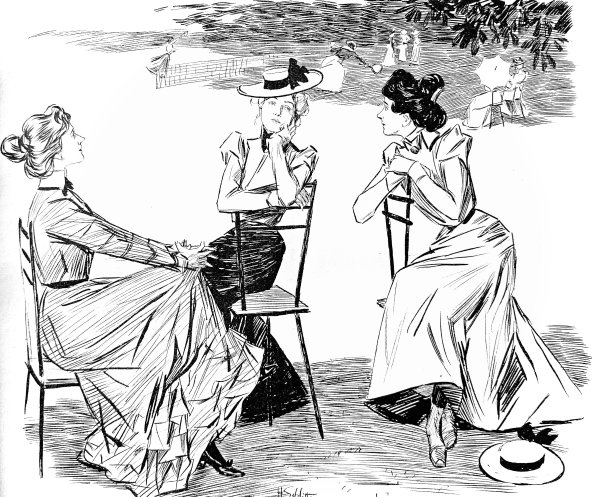 三个年轻的女人坐在户外的椅子上聊天，背景是网球场图片下载