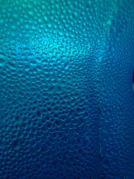 水分水滴在瓶子上!图片下载