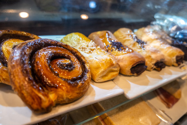 糕点柜台有油炸面包卷和巧克力拿波利塔纳图片下载