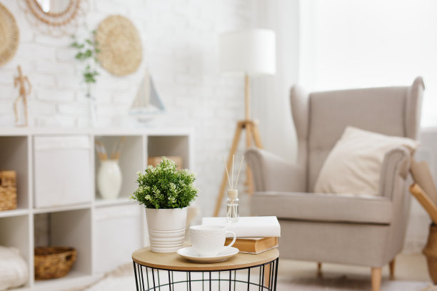 斯堪的纳维亚室内的咖啡杯和香气液体的特写图片下载