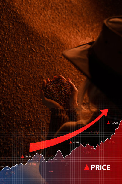 戴着帽子的女人在黑暗的机库里拿着谷物图片下载