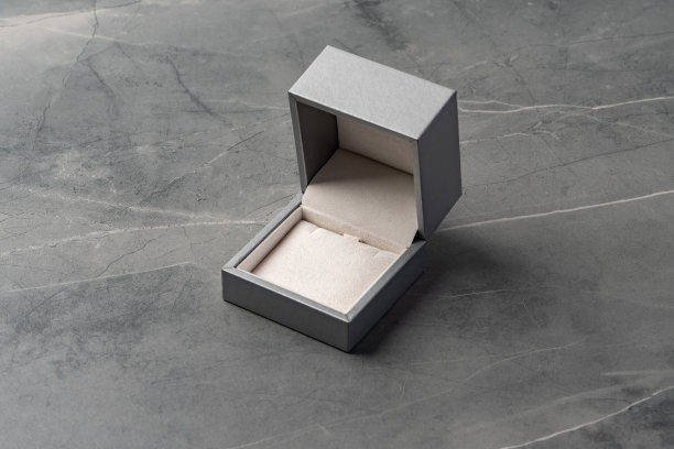 灰色背景上的小首饰盒特写图片下载