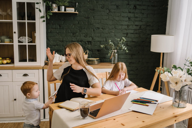 母亲在家照顾孩子。孩子制造噪音，分散注意力，打扰妈妈。自由职业，在笔记本电脑上在线学习。产假。经纪人工作在加密货币。在股票市场进行网上交易图片下载