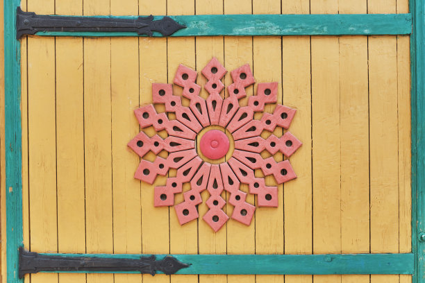 雕花彩色木门的细节。传统的鞑靼装饰。喀山,俄罗斯图片下载