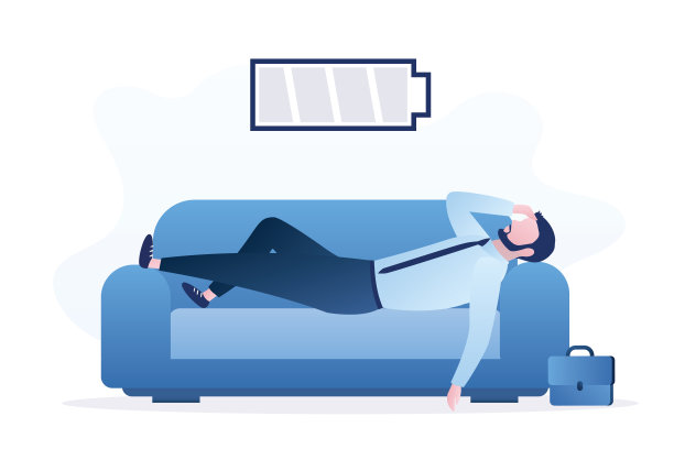 一个疲惫的职员躺在沙发上。低电池供电。情绪压力大，工作倦怠。精疲力竭的男经理下班后躺在沙发上。图片下载