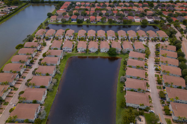 佛罗里达州的社区。迈阿密的豪宅。现代家庭图片下载