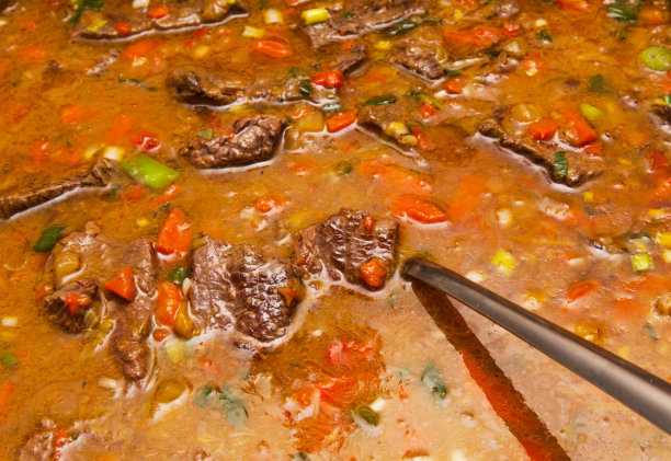 用蔬菜和肉装饰。自制肉酱。图片下载