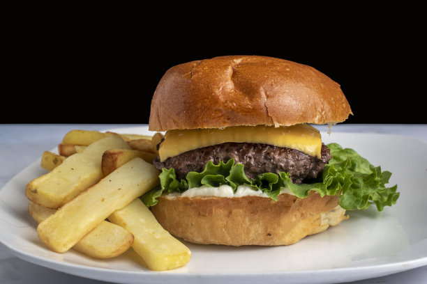芝士汉堡配牛排薯条图片下载