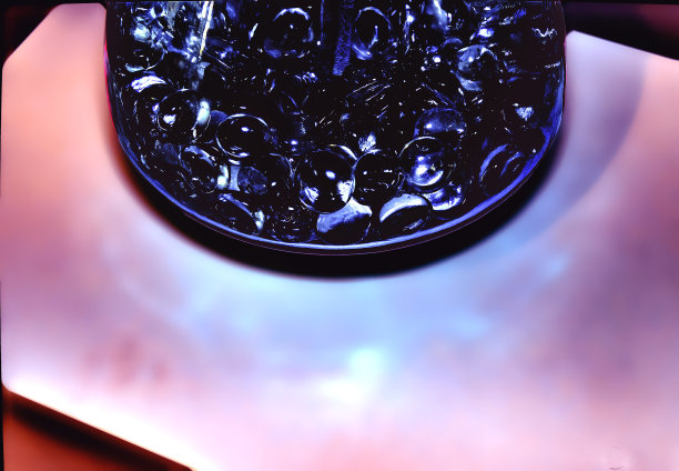 一个玻璃花瓶放在桌子上图片下载