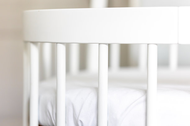 白色婴儿床关闭，等待一个婴儿。图片下载