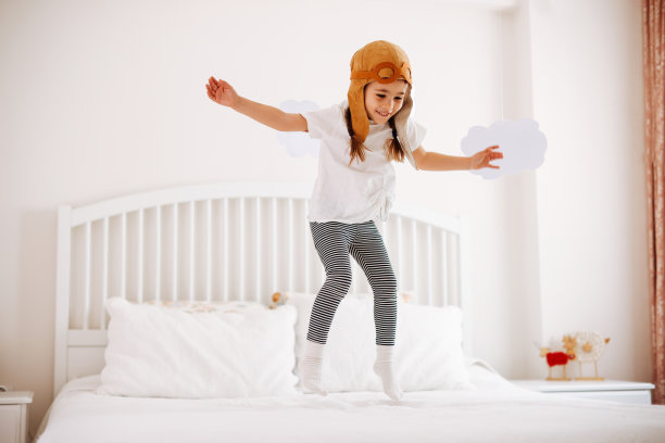 小女孩戴着老式飞行员帽图片下载