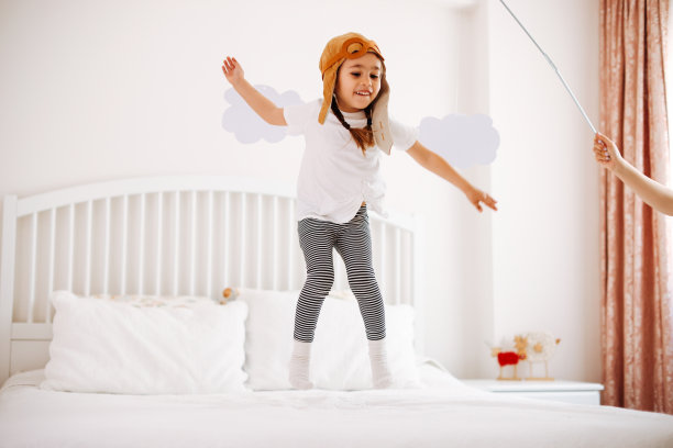 小女孩戴着老式飞行员帽图片下载