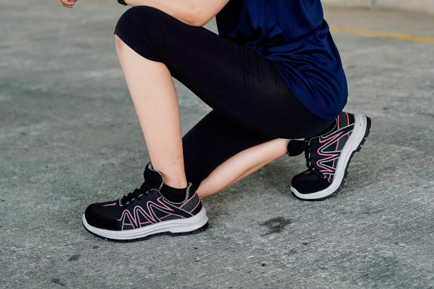 一个准备逃跑的少年图片下载