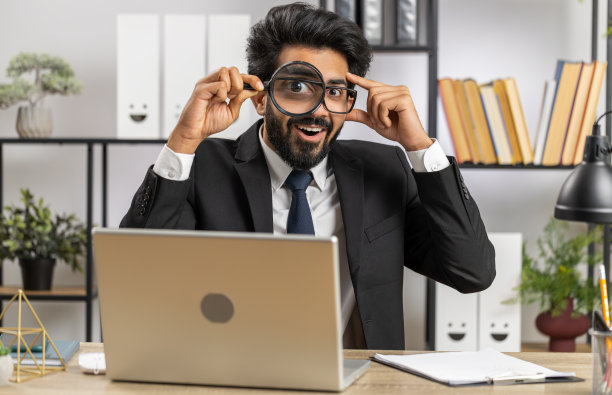 商人拿着放大镜靠近脸，用放大的大眼睛看，搜索，分析图片下载