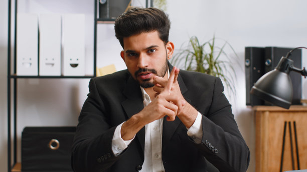 在办公室用笔记本电脑工作的商人与员工、老板进行在线通信视频通话图片下载