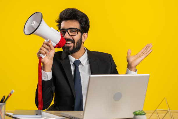 商人拿着扩音器说话，宣布新闻，指着空旷的地方宣布广告图片下载