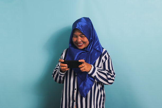 在手机上玩游戏图片下载