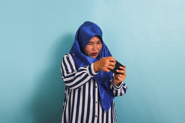 在手机上玩游戏图片下载