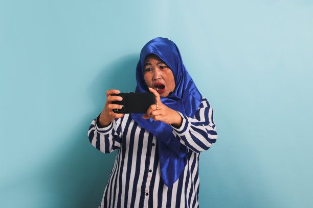 在手机上玩游戏图片下载