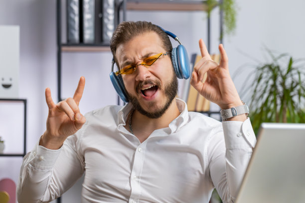 黎巴嫩商人戴着耳机在办公室工作后跳舞图片下载