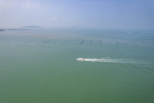 一艘快艇正在海上渔场航行图片下载