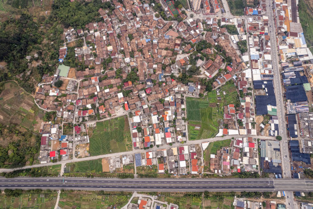 鸟瞰乡村房屋、道路和农田图片下载