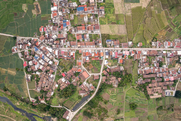 鸟瞰乡村房屋、农田和交通工具图片下载